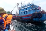 Rầm rộ tàu giã cào khai thác sò nhám trái phép ở vùng biển Hà Tĩnh