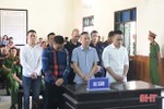 Vụ 2 nhóm cầm đồ thanh toán nhau trên QL 1A, tòa Hà Tĩnh tuyên gần 550 tháng tù 8 đối tượng