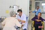 200 người dân Thạch Kim được khám, cấp thuốc miễn phí các bệnh về mắt