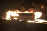 Xe buýt bốc cháy sau va chạm, 35 người chết