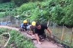 Ba thanh niên khốn đốn vì con đường trơn trượt
