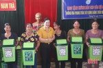 Hương Khê: Tặng 100 thùng rác cho người dân Hương Trà