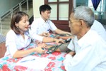 Khám, cấp thuốc miễn phí cho hơn 100 người cao tuổi, gia đình chính sách ở Nghi Xuân