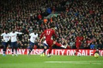 Salah ghi bàn trên chấm 11m, Liverpool ngược dòng đánh bại Tottenham