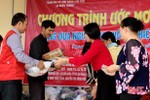 Trao tặng 200 phần quà cho người già ở Hương Khê
