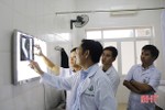 Bác sỹ Trường Đại học Y Hà Nội khám bệnh miễn phí cho gần 200 bệnh nhân Hà Tĩnh