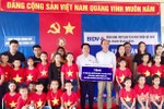 Trao tặng 94 bộ bàn ghế cho học sinh vùng lũ Hà Tĩnh