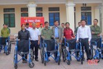 Các nhà hảo tâm tặng xe lăn cho người khuyết tật ở Vũ Quang
