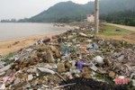 Ngổn ngang rác thải trên kè biển Cửa Nhượng