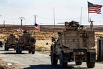 Lính Mỹ bối rối khi canh mỏ dầu Syria