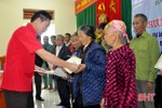 Hà Tĩnh trao 100 triệu đồng hỗ trợ sinh kế cho nạn nhân bom mìn