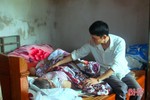 Thầy giáo nghèo nuốt nước mắt nhìn vợ tai nạn liệt giường không còn tiền chạy chữa