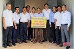 TX Hồng Lĩnh trao gần 500 triệu đồng hỗ trợ người nghèo, cận nghèo