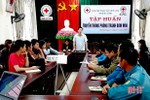 Cán bộ Hội Chữ thập đỏ Hà Tĩnh truyền thông phòng tránh bom mìn
