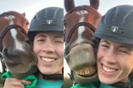Ngựa cười tươi khi được chụp ảnh với người đẹp