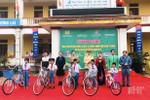 Trao nhiều phần quà ý nghĩa cho học sinh các trường học ở Hà Tĩnh