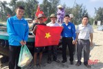 Trao tặng 100 lá cờ Tổ quốc cho ngư dân xã ven biển Nghi Xuân