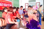 Giáo viên trường làng Hà Tĩnh nấu 200 suất cháo, “sắm” tủ quần áo giúp người khó khăn