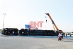 Container lật nghiêng trên “ngã tư tử thần” ở Hà Tĩnh, tài xế may mắn thoát nạn