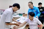 4 đoàn viên thanh niên Hà Tĩnh tham gia hiến máu cứu cụ ông