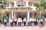 Hội đồng hương xứ Nghệ ở Hải Phòng và Báo Hà Tĩnh trao tặng xe đạp cho học sinh vùng thượng Kỳ Anh