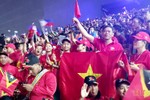 Đông đảo cổ động viên Việt Nam dự lễ khai mạc SEA Games 2019