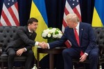 Mỹ đóng băng viện trợ cho Ukraine sau điện đàm của 2 tổng thống