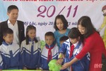 Tiếp sức cho bạn nghèo ở trường tiểu học vùng nông thôn Hà Tĩnh