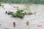 Xem lính bộ binh Hà Tĩnh diễn tập vượt sông có vũ khí trong mưa rét