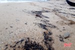 Vệt dầu loang trên bãi biển xã Kỳ Lợi là do tàu hàng Thái Lan gặp sự cố gây ra