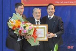 Phó Bí thư Thường trực Tỉnh ủy trao Huy hiệu 75 năm tuổi Đảng cho cán bộ tiền khởi nghĩa