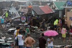 Nhà cửa ở Philippines tan hoang sau bão Kammuri