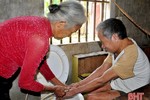 Cụ già 70 tuổi ở Hà Tĩnh tình nguyện chăm sóc người hàng xóm nằm liệt giường