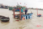 Tàu cá của ngư dân Hà Tĩnh bị sóng lớn đánh chìm