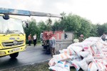 Xe tải chở gần 3 tấn thức ăn gia súc lật giữa QL 12C ở Hà Tĩnh