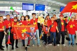 Hàng trăm cổ động viên nhuộm đỏ sân bay Nội Bài cổ vũ U22 Việt Nam