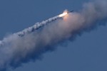 Xem tàu khu trục Nga phóng tên lửa Kalibr bay 250km trong 2 phút