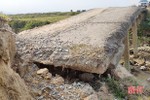 Cây cầu độc đạo bị gãy, cắt đứt đường ra vùng sản xuất của 160 hộ dân Cẩm Lạc