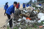 Hơn 150 đoàn viên thanh niên dọn vệ sinh làm sạch biển Thiên Cầm