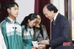 Quỹ Khuyến học, khuyến tài Nguyễn Du trao 448 suất học bổng cho giáo viên, học sinh