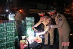 CSGT Hà Tĩnh bắt 2 xe khách chở hàng trăm két bia, rượu ngoại từ Quảng Trị ra