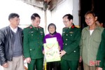Lãnh đạo Bộ CHQS Hà Tĩnh tặng quà đối tượng chính sách