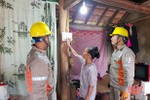 Điện lực Cẩm Xuyên trao quà, sửa chữa điện miễn phí cho hộ nghèo, gia đình chính sách