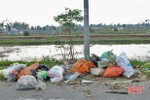 Mang “bom bẩn” ra lề đường Quốc lộ 281 qua Lộc Hà