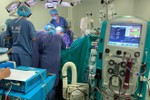 Lần đầu tiên bác sĩ Việt Nam vừa sửa tim, vừa ghép phổi
