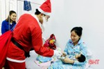 Ông già Noel tặng quà cho hơn 300 bệnh nhi Hà Tĩnh