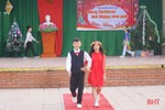 Ấn tượng màn catwalk trong chương trình “Merry Christmas and Happy New Year” ở trường học Thạch Hà