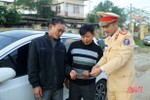 Thượng úy Công an Hà Tĩnh “mê” đưa pháp luật giao thông đến với người dân