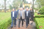 Chủ nhiệm Ủy ban Văn hóa, Giáo dục, Thanh niên, Thiếu niên và Nhi đồng dâng hương tại Khu lưu niệm Nguyễn Du