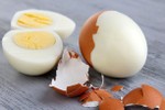 Thói quen nhiều người mắc khi luộc biến trứng gà thành chất độc